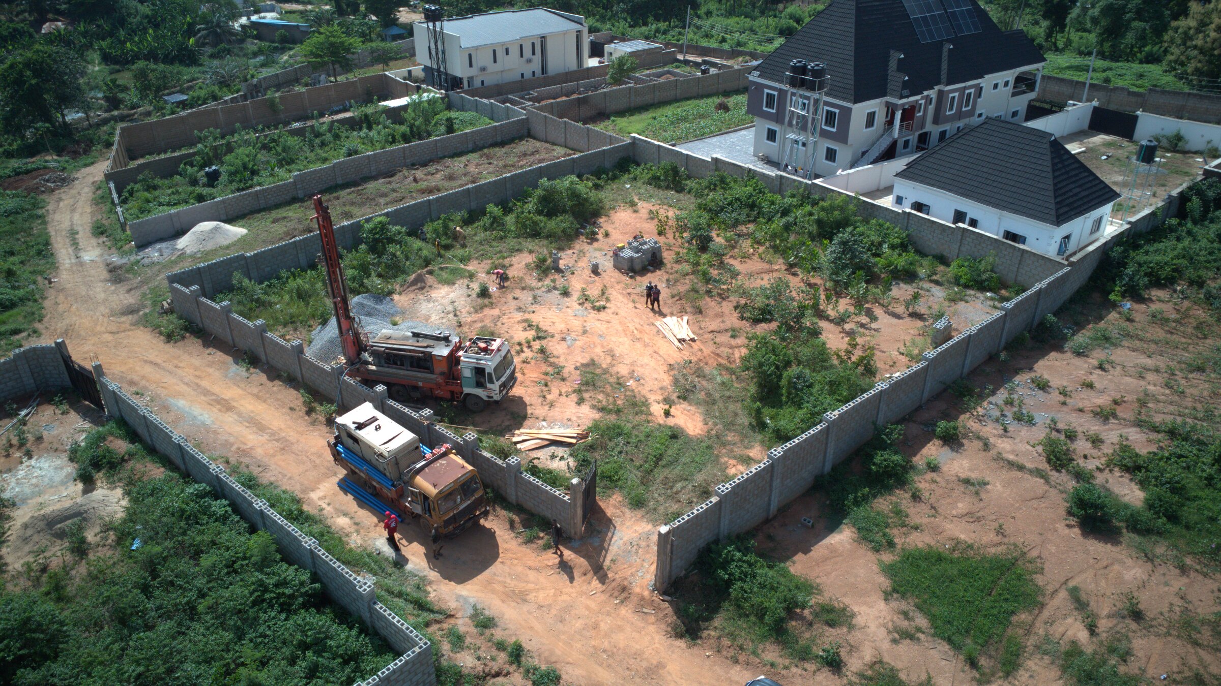 Piling rig and concrete pump on the LivMalik site, week 2
